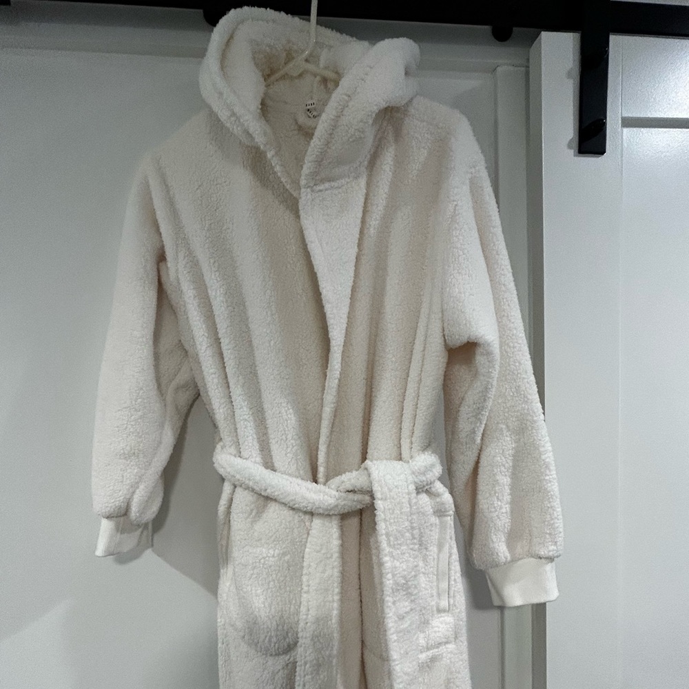 Pottery Barn Ivory Sherpa Full Length Hooded Robe. Mint barely used. Small